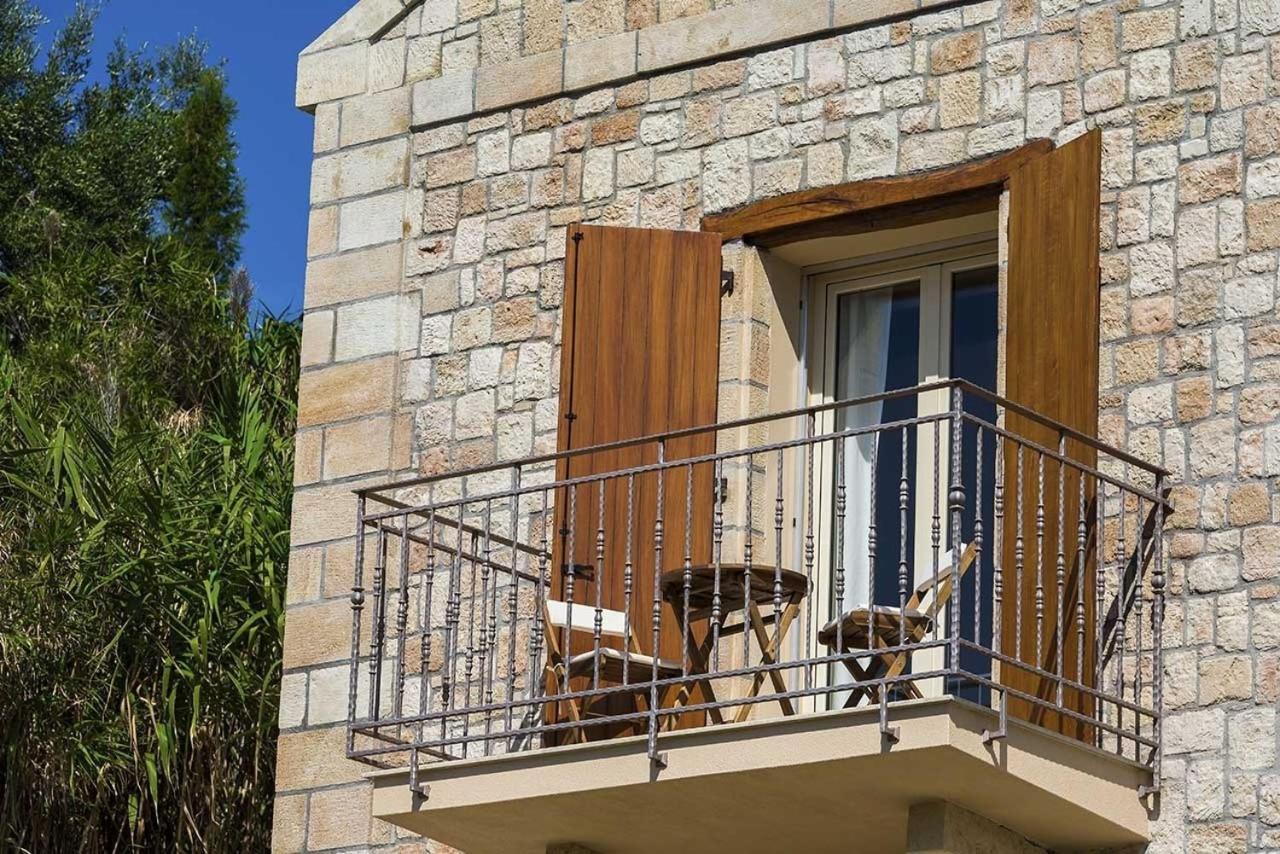 Monambeles Villa Svoronata