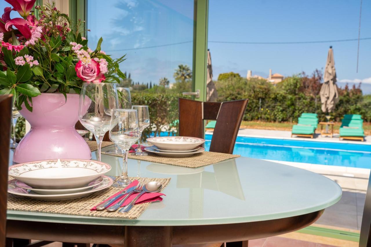 Monambeles Villa Svoronata