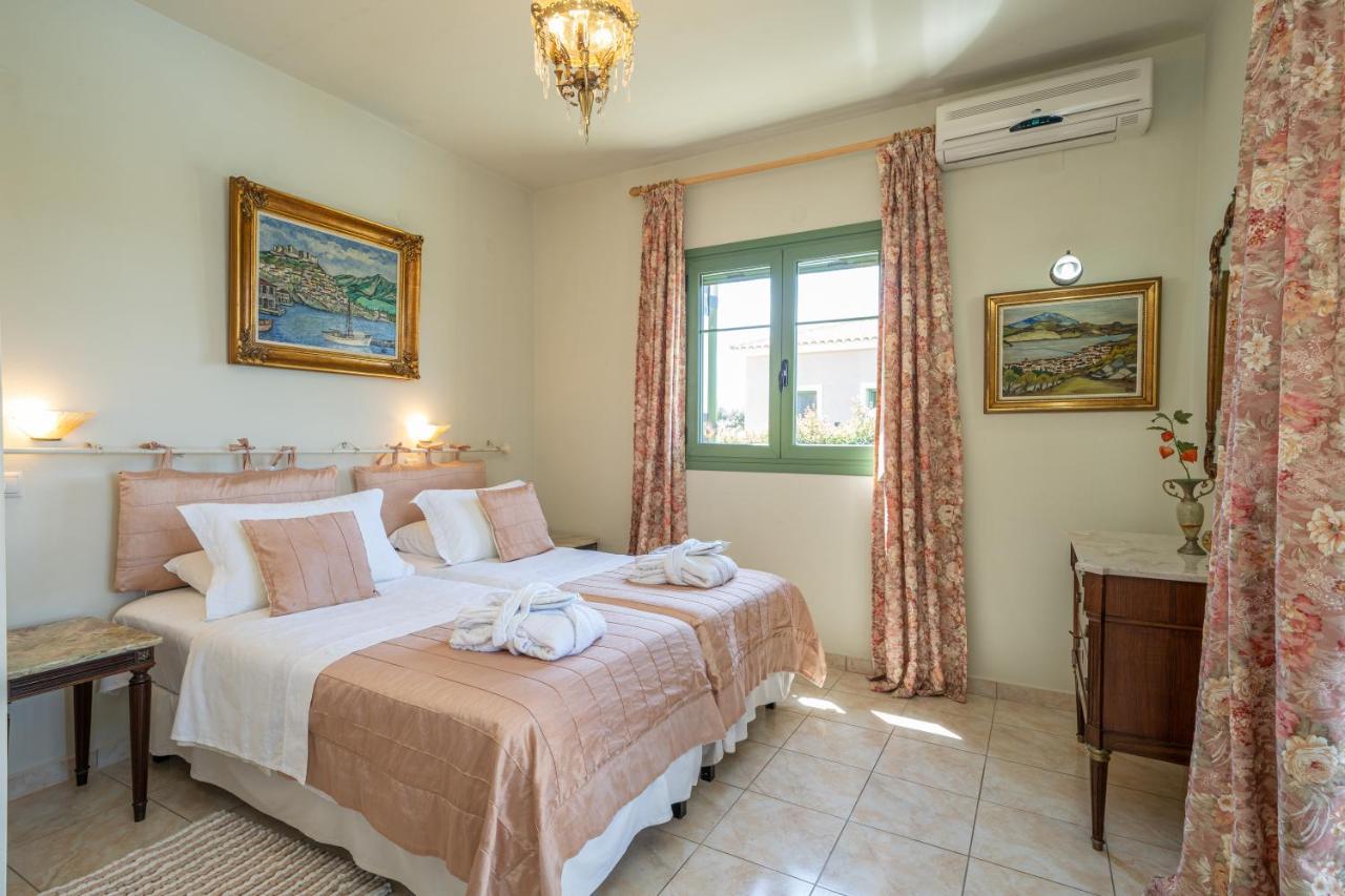 Monambeles Villa Svoronata